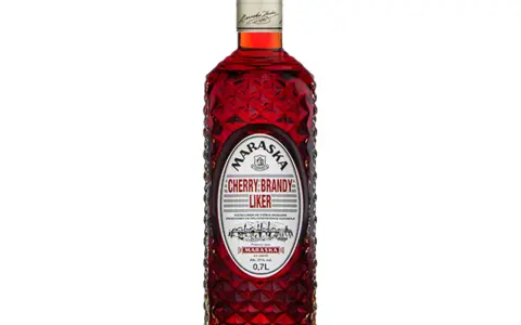 Butelka Maraska Cherry Brandy Liker, tradycyjny alkohol z Chorwacji, o intensywnym, wiśniowym kolorze.