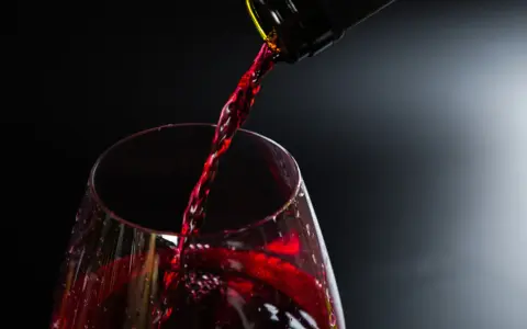 Czerwone wino na okres? Sprawdź, co mówi nauka i lekarze