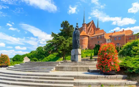 Frombork: Kopernik, katedra i piękne schody. Idealne miejsce na spacer i odkrywanie historii, świetne atrakcje dla dzieci.