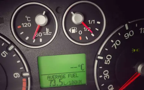 Wskaźniki pokazują temperaturę silnika, poziom paliwa i średnie spalanie 73.5L/100km.