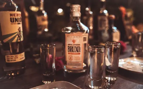 Ile wódki na parę wesele? Sprawdź, jak uniknąć niedoboru alkoholu