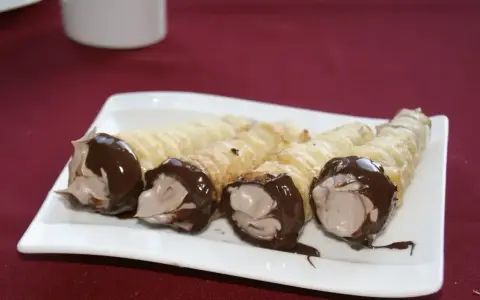 Cztery rurki z kremem, oblane czekoladą, kuszą smakiem. Czy zastanawiasz się nad ich rurka z kremem kcal?