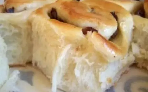 Délicieux petits pains briochés aux raisins, parfaits pour le petit-déjeuner.