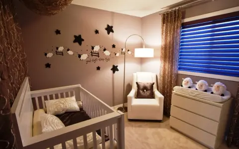 Idee pareti cameretta neonato maschio: simpatico adesivo con pecorelle che saltano la staccionata e stelle, per un ambiente sereno.