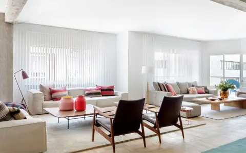 Modern living room with sofas, coffee tables, and lamps. Ideal inspiration for cuanto cuesta reformar una casa de 150 metros.