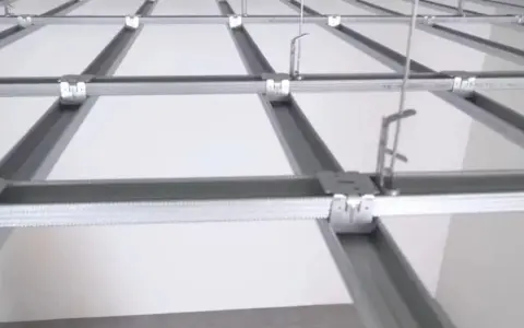 Sufit podwieszany pojedynczy z metalowym stelażem i białymi panelami, gotowy do montażu.