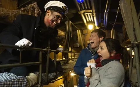 Gruselige Begegnung auf der Bavaria Filmstadt Spooky Tour. Ein Schauspieler mit blutigem Gesicht erschreckt ein Paar.