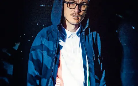 Pezet w okularach i bluzie z kapturem, zamyślony. Czy to pytanie "co jest ze mną nie tak?" w jego oczach?