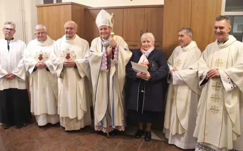 Uroczystość z udziałem biskupa i duchownych. Wśród nich stoi kobieta, która jest wdową konsekrowaną.