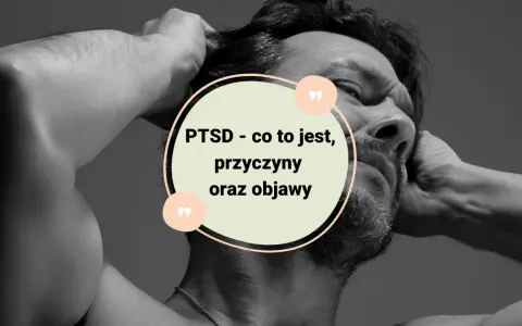 Mężczyzna z rękami we włosach, zmagający się z myślami o PTSD - co to jest, przyczyny i objawy.