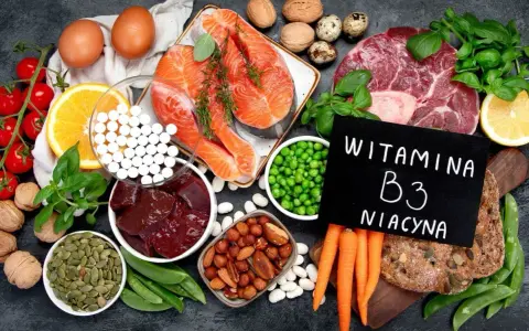 Bogactwo produktów zawierających witaminę B3 (niacynę): łosoś, wątróbka, mięso, jajka, orzechy, groszek, dynia, marchew, pomidory, cytryna, pomarańcza, pieczywo.