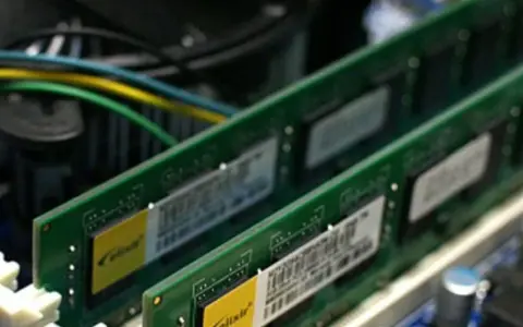 Dwa moduły RAM w komputerze. Chcesz wiedzieć, jak zwiększyć pamięć w laptopie? To pierwszy krok!