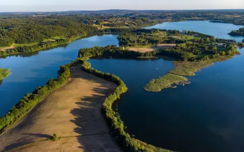 Malownicze jeziora i lasy tworzą krajobraz Szwajcarii Kaszubskiej. Słoneczne pole i spokojna tafla wody zapraszają do odpoczynku.