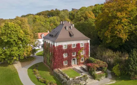 Herbstliche Farben umranken das Gebäude, das zum Wittelsbacher Ausgleichsfonds gehört. Ein malerischer Anblick im goldenen Oktober.