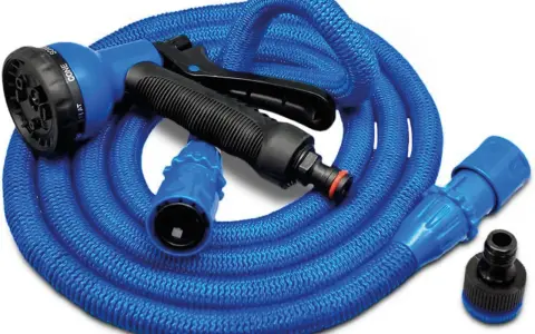 Un tuyau d'arrosage bleu, renforcé, avec une poignée pistolet et plusieurs embouts.