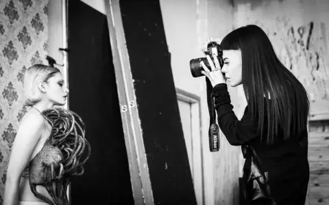 Karolina Orzechowska fotografuje modelkę w awangardowej stylizacji.