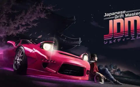 Japońska gra komputerowa "Japanese Drift Master" z różowym samochodem i młodym kierowcą pod kwitnącą wiśnią i nocnym miastem.