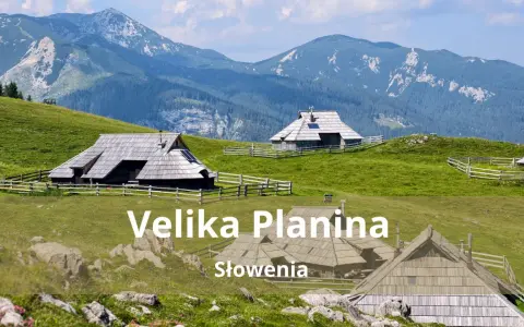 Tradycyjne drewniane domki pasterskie na zielonych wzgórzach Velika Planina w Słowenii, z majestatycznymi górami w tle.