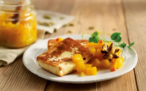 Gebratener Halloumi mit fruchtigem Mango-Chutney. Wozu isst man Chutney? Perfekt als süß-scharfe Beilage zu Käse!