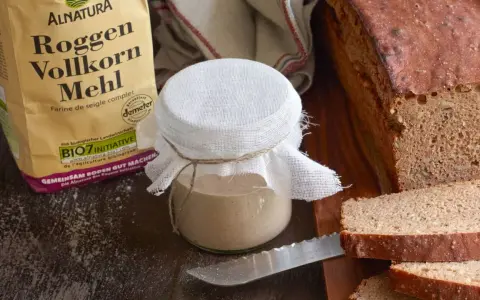 Sauerteigpulver wie verwenden? Roggenvollkornmehl von Alnatura und ein Glas Sauerteigansatz für Brot.