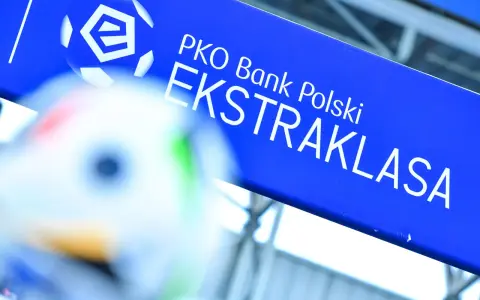 Niebieska tablica z logo PKO Bank Polski i napisem EKSTRAKLASA. W tle piłka nożna, gdy terminarz ekstraklasy.