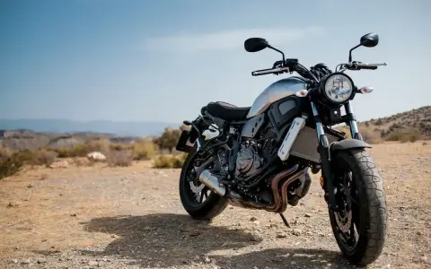 Motocykl Yamaha XSR700 na pustkowiu. Zastanawiasz się, jakie ciśnienie w oponach motocykla 125? Ten model jest większy, ale zasada ta sama.