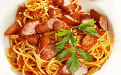 Spaghetti z kiełbasą: Twój ratunek na szybki i smaczny obiad!