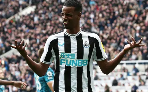 Alexander Isak celebra un gol con el Newcastle, con las manos extendidas y una sonrisa de oreja a oreja ante la afición.