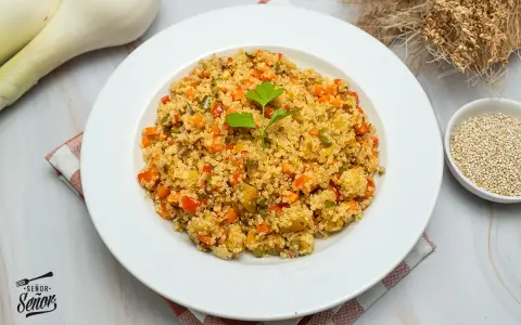 Plato de quinoa con verduras, ideal para tus recetas saludables.