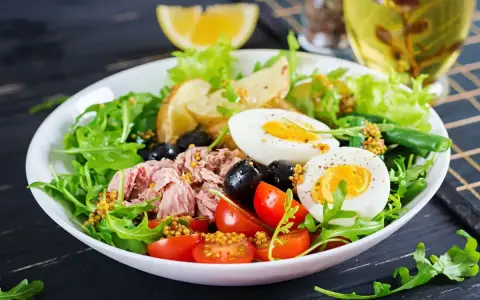 Sałatka z tuńczykiem, jajkiem i ziemniakami. Idealna dieta przy aparacie ortodontycznym. Proste przepisy na zdrowy posiłek.