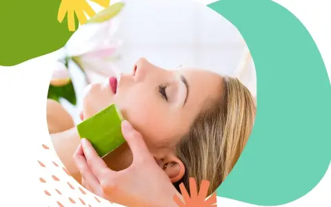 Kobieta stosuje aloes na twarz dla naturalnego nawilżenia i ukojenia.