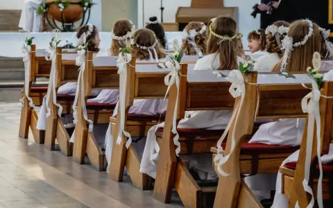 Ile kosztuje komunia na 20 osób? Przełamuj wysokie koszty!