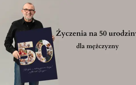 Uśmiechnięty mężczyzna trzyma plakat z napisem "50 lat na wesoło" i kolażem zdjęć rodzinnych.