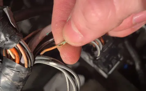 Uszkodzony przewód pomarańczowy w wiązce, potencjalna przyczyna błędu dtc p1693 renault.