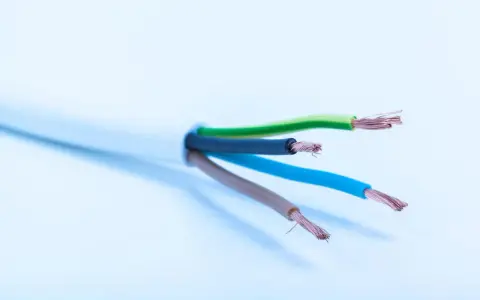 Przewód YDYp 3x1,5mm² do oświetlenia LED 230V, z żyłami w izolacji brązowej, niebieskiej i żółto-zielonej.