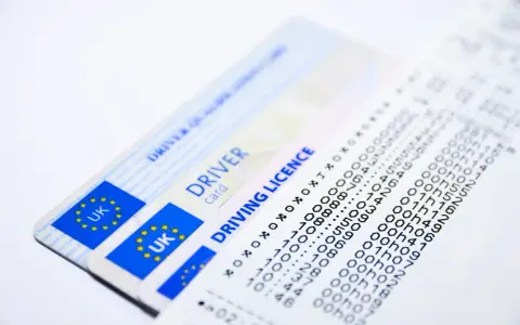 Carte di circolazione UK e un foglio con dati tachigrafo, forse per la sospensione carta di circolazione.