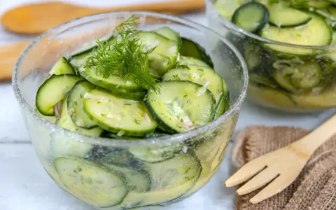 Frischer Gurkensalat mit Dill und Zwiebeln, ein einfaches Gurkensalat Rezept, serviert in einer Glasschüssel.