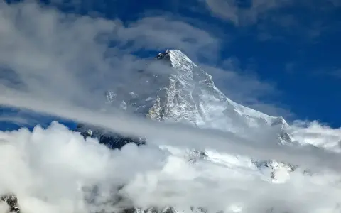 Majestatyczny K2, najwyższy szczyt Karakorum, wyłania się z chmur.