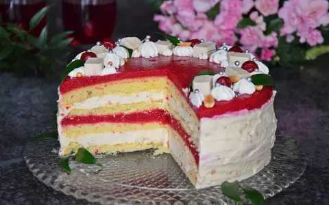 Pyszny tort biały michałek z malinową galaretką i kremem. Wygląda jak marzenie!