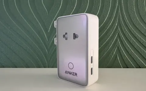En vit Anker-adapter med USB-C-portar, perfekt för att ladda din iPhone.