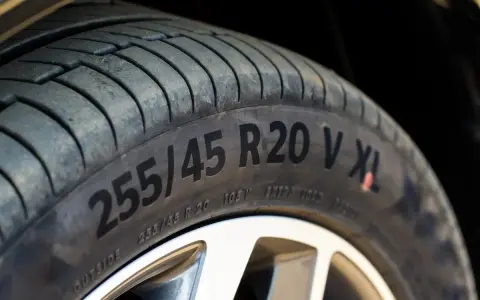 Opona z oznaczeniem 255/45 R20 V XL. Widoczne detale bieżnika i felgi.