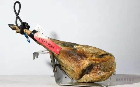 Jamón Joselito en soporte metálico, con etiqueta roja y negra.