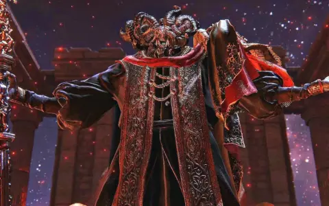 Mohg, Señor de la Sangre, con su túnica ornamentada y cuernos demoníacos, empuña un cetro dorado en Elden Ring.