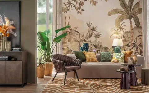Un salotto con un murale botanico, mobili eleganti e raffinate decorazioni. Un divano beige, una poltrona marrone e un tappeto animalier creano un'atmosfera accogliente.