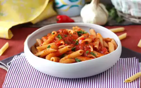 Penne Arrabbiata przepis: aromatyczny makaron z pikantnym sosem pomidorowym, czosnkiem i natką pietruszki. Idealny na szybki obiad.