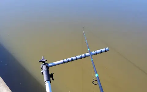 Wędka feeder ustawiona nad wodą, gotowa do łowienia.