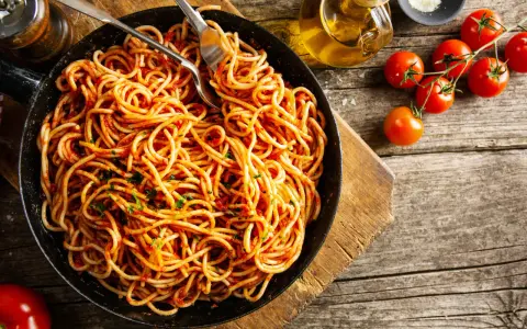 Spaghetti na patelni: Sekret idealnego smaku i zero zmywania