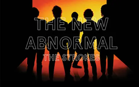 Sylwetki członków zespołu The Strokes na tle pomarańczowego światła. Tytuł albumu "The New Abnormal" i nazwa zespołu widoczne w neonowym stylu.
