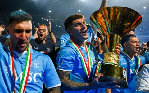 Piłkarze SSC Napoli świętują zdobycie mistrzostwa Serie A, trzymając złote trofeum. Włoska liga piłka nożna w najlepszym wydaniu!
