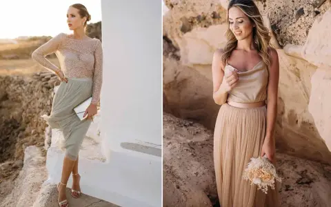 Zwei Frauen in eleganten Kleidern, bereit für die Hochzeit der Tochter. Eine trägt ein glitzerndes Oberteil und einen mintgrünen Tüllrock, die andere ein champagnerfarbenes Top und einen bodenlangen Tüllrock mit Brautstrauß.
